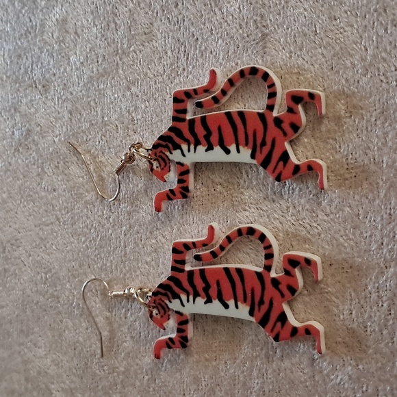 Retro Dancing Tiger Dangle Earrings Kitsch Novelty - Picture 2 of 4